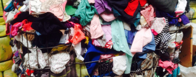 Yarit, tri de vêtements, de chaussures et de jouets de seconde main